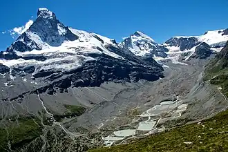 Das Zmutt-Tal bei Zermatt (2006). Matterhorn (links) und Dent d’Hérens (rechts).