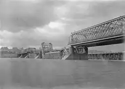 Die Brücke nach der Sprengung der beiden mittleren Elemente durch russische Truppen im August 1915
