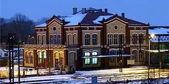 Empfangsgebäude von Nordwesten (Aufnahme 2012). Im Vordergrund Bahnsteig 1 und 2; Bahnsteig 4 und 5 liegen auf der anderen Seite des Gebäudes.