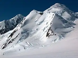 Zograf Peak (Bildmitte) mit dem Levski Peak (links) und dem Lyaskovets Peak (rechts)