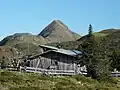 Der Findenigkofel, mit der Zollnerseehütte im Vordergrund