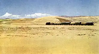 Zug der Lüderitzbahn beim Durchqueren der Wüste