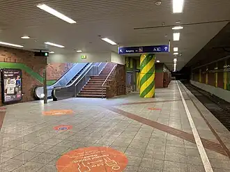 Bahnsteig mit Treppenaufgang