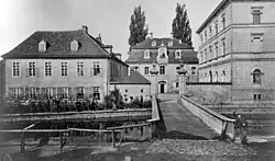 Eingangsbereich zum Garten mit Brücke über den Pleißemühlgraben