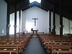 Blick vom Haupteingang zum Altar