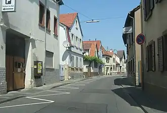 In Mußbach: Straßen­querung im Untergrund