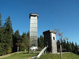 Schwarzer-Grat-Turm und Spielplatz auf dem Gipfel