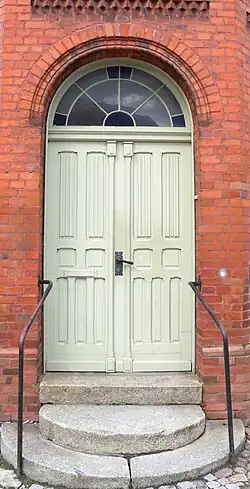 zweiflügeliges Eingangsportal