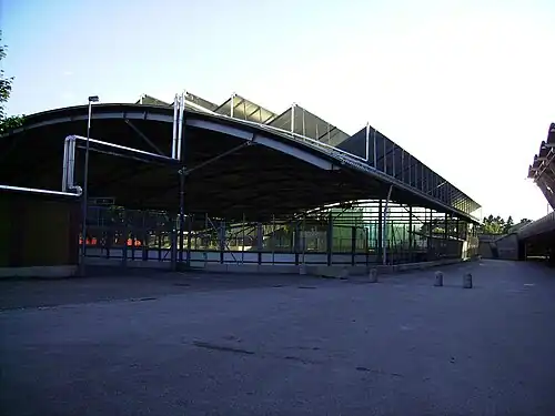 Die überdachte Eisfläche außerhalb des Stadions; am Dach die Sonnenkollektorenfläche