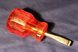 Schlitzschraubenzieher mit verkürzter Klinge; auch Stubby,[10] Zwerg-, Vergaserschrauben- oder in Österreich Faustschraubenzieher genannt.