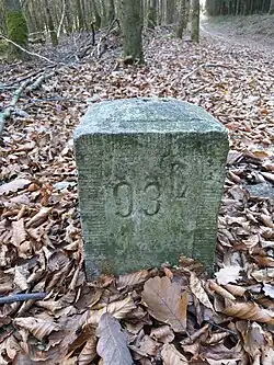 Zwischengrenzstein Nr. 93 L bei St. Vith, quadratisch, 30&nbsp;cm hoch