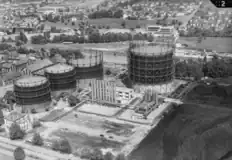 Die vier Gasometer im Jahre 1965. Der Gasometer Nr. 1 ist derjenige vorne links auf dem Bild