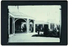 Pavillon mit Eingang zur Pressestelle