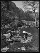 Cavergno TI, Fontana, Bäuerin und zwei Mädchen beim Waschen (1931)