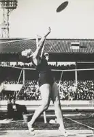 Olga Connolly, unter ihrem Namen Olga Fikotová 1956 Olympiasiegerin, erreichte mit 51,58&nbsp;m bei ihrer fünften Olympiateilnahme nicht mehr das&nbsp;m Finale
