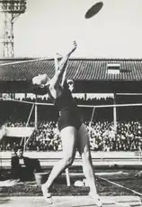 Olga Connolly, 1956 als Olga Fikotová Olympiasiegerin, erreichte hier Platz&nbsp;zwölf