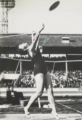 Olga Connolly – unter ihrem Namen Olga Fikotová 1956 Olympiasiegerin – erreichte hier Platz&nbsp;sieben