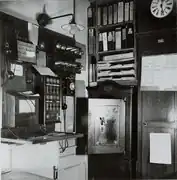 Dienst­telefone, Tresor, Tarif- und Vorschriften­sammlung Altbau (ca. 1945)