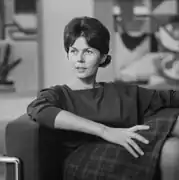 Heidi Weber im Damensessel LC3 in ihrer Galerie Mezzanin, im Hintergrund: Ölgemälde Le Corbusier, Reportage mit 22 Bildern, 1961