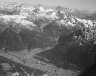 Das Fassatal und dem bei Pozza di Fassa nach Osten in die Marmolatagruppe abzweigenden Val San Nicolò. (Luftbild von Werner Friedli 1957)