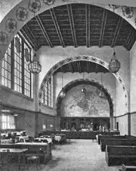 Wartesaal 3. und 4. Klasse, an der Stirnwand eine Karte des Großherzogtums Hessen