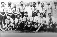 Die Hockeyolympiasieger von 1952. Stehend im weißen Gewand Premierminister Jawaharlal Nehru