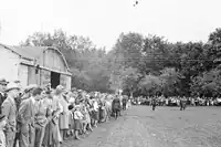 Veranstaltung der Ingenieurschule Weimar am Flugplatz, im Hintergrund die große Flugzeughalle an der Jenaer Straße (zwischen 1932 und 1935)