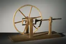 Eine Zahnstange erzeugt eine Drehbewegung des Rads