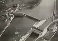 Links Kraftwerk Schwarzhäusern, rechts Kraftwerk Wynau, Bild zwischen 1925 und 1937