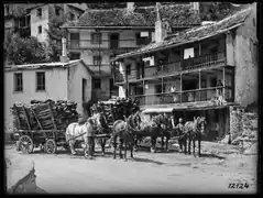 Russo TI, Onsernonetaler Bauernhäuser mit Holzlauben; zwei Dreispänner-Holzfuhrwerke (1933)