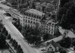 Krone Töss kurz vor ihrem Abriss im Jahr 1963. Vorne rechts auf dem Bild sieht man die Kronenbrücke sowie die Wirtschaft Frohsinn, die beide ebenfalls dem Autobahnbau weichen mussten.