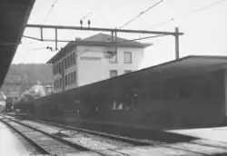 Das Empfangsgebäude aus dem Jahr 1957 von den Bahnsteigen aus gesehen.
