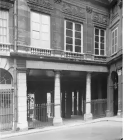 Schwarz-weiß-Foto eines Eingangs des Palais-Royal