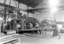 Auf der anderen Seite des Walzwerkes wird das dünne Aluminiumblech herausgezogen