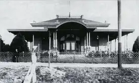 Kaiserbahnhof, Straßenseite