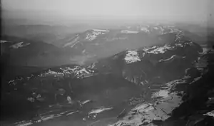 Graitery in der Mitte des Bilds, davor Court, links der Mitte Moutier, im Hintergrund der Mont Raimeux. Historische Flugaufnahme von Walter Mittelholzer 1919