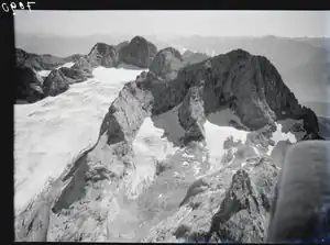 Flugaufnahme des Dachsteinstockes von Westen mit dem Südlichen Torsteingletscher (ganz rechts) im Jahr 1933 (ETH-Bibliothek)