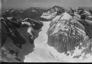 Piz Frisal vor dem Bifertenstock (rechts), in der Mitte der Puntaiglasgletscher
