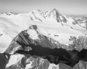 Blick von Westen auf den Langen Grat mit dem Kristallspitzl (rechts außen), im Hintergrund der Großglockner