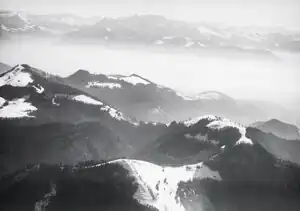 Hüttchopf und Brandegg, Blick nach Süden, links der Schwarzeberg, im Hintergrund die Glarner Alpen (Luftaufnahme von Werner Friedli, 1958)