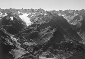 Val Forno im Jahre 1954, Blick nach Südsüdwest auf Cima dal Cantun, Piz Bacun befindet sich im zentralen Gebirgszug etwa auf Höhe der damaligen Gletscherzunge des Fornogletschers.