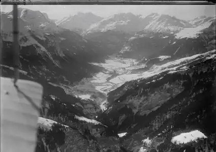 Blick durch das Schams. Im Vordergrund die Viamala, hinten als Abschluss des Tals, rechts das Surettahorn (Luftbild von 1927)