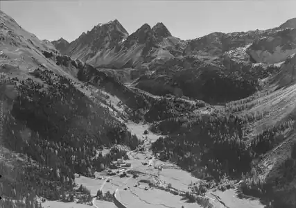 Flugaufnahme über Preda von 1954, im Hintergrund der Doppelgipfel des Dschimels (rechts) und der Piz da las Blais