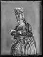 Junge Schaffhauserin in Hallauer Brauttracht liest in einem Buch, 1905