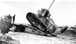 Berliet GCM, Prototyp 1926 beim Aufladen eines Panzers Renault FT